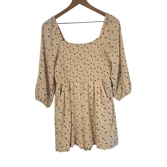 American Eagle Outfitters Dresses & Skirts - American Eagle Beige Floral Romper – Small – Quarter Sleeve – Pockets